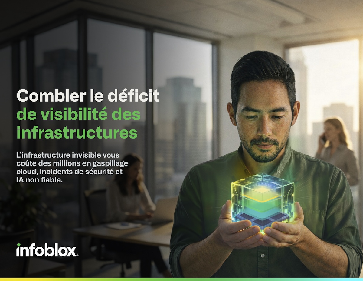 Un homme dans un bureau tenant un cube lumineux