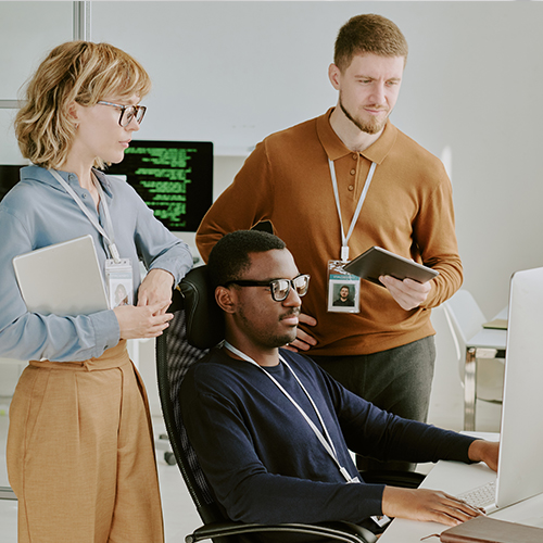 security-workshop-inscrivez-vous-maintenant Trois personnes examinent un écran d'ordinateur.