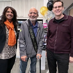 祝賀会で 3 人が一緒に立っており、そのうちの 1 人は「Retired and Loving It」と書かれたサッシュを着けている。